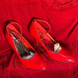 Lipstick red, sky high